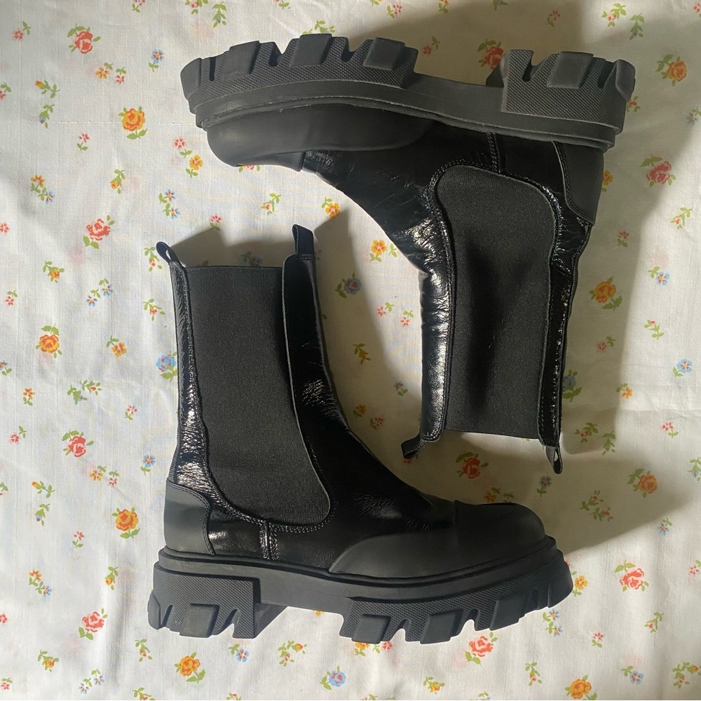 Ganni Crinkled patent-leather Chelsea boots in Black